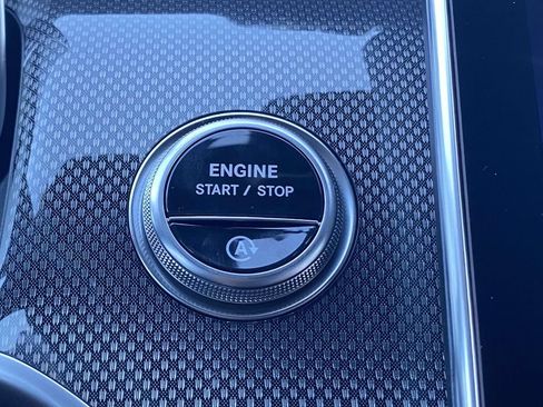 Used 2025 Mercedes-Benz GLC 300 4MATIC image 26