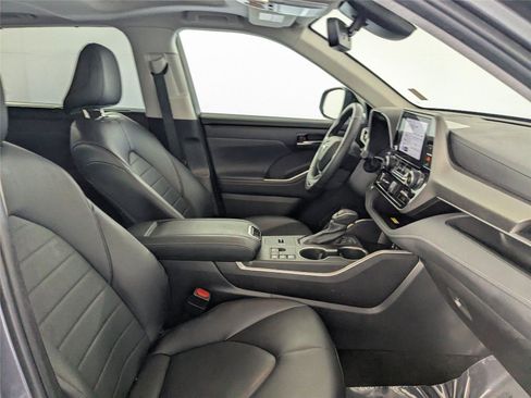 Certified 2024 Toyota Highlander XLE image 5