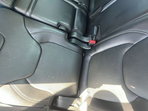 Used 2019 Jeep Cherokee Limited w/ Luxury Group AWD/4WD image 18