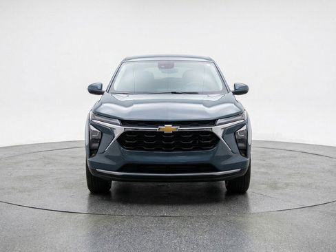 Used 2025 Chevrolet Trax LT w/ LT Convenience Package FWD image 2