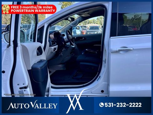 Used 2018 Chrysler Pacifica Touring Plus image 14