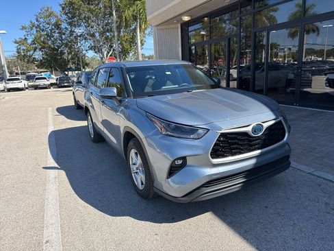 Used 2021 Toyota Highlander LE image 2