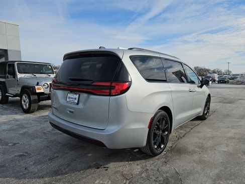 New 2026 Chrysler Pacifica Select image 12