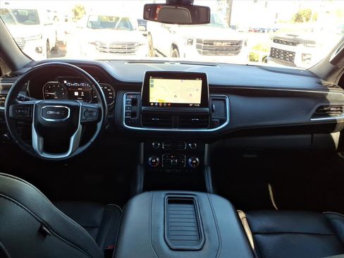Used 2021 GMC Yukon XL SLT w/ SLT Premium Package image 17