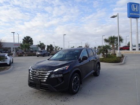 Used 2024 Nissan Rogue SV image 1