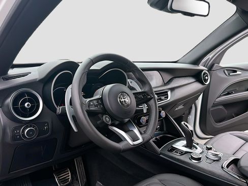 Used 2024 Alfa Romeo Stelvio Sprint image 4