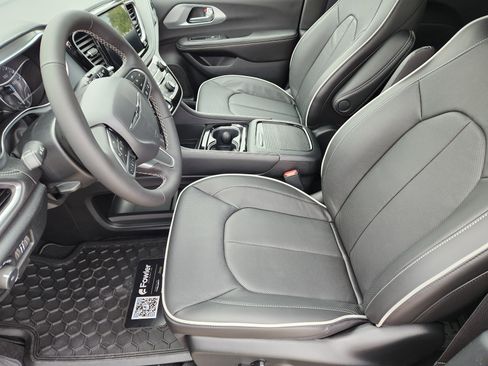 New 2026 Chrysler Pacifica Limited image 10