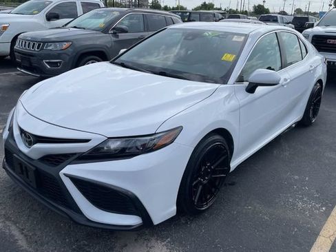 Used 2021 Toyota Camry SE FWD image 1