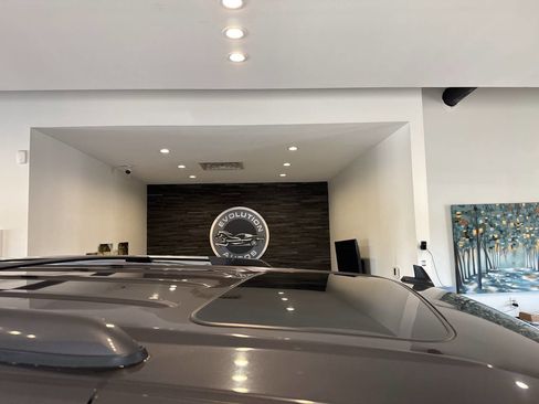 Used 2011 Cadillac Escalade Luxury image 15