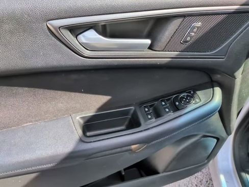 Used 2018 Ford Edge SE image 16