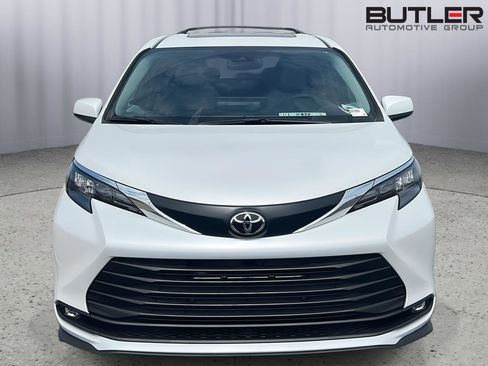 New 2026 Toyota Sienna XLE FWD image 9