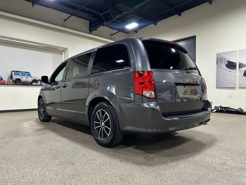 Used 2017 Dodge Grand Caravan SE image 13