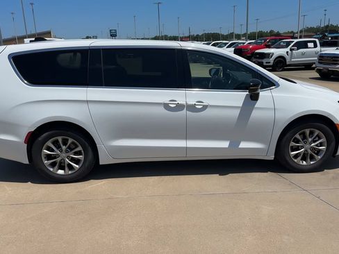 Used 2026 Chrysler Pacifica Limited FWD image 2
