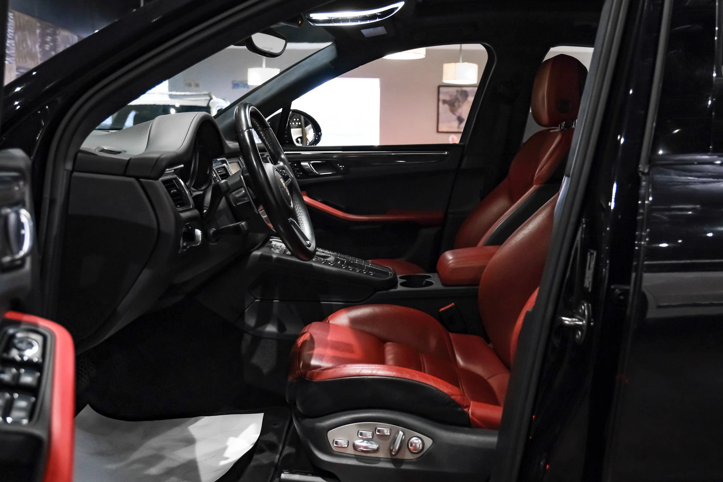 Used 2015 Porsche Macan Turbo AWD/4WD image 4