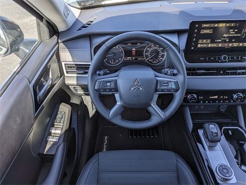 New 2025 Mitsubishi Outlander SE image 17