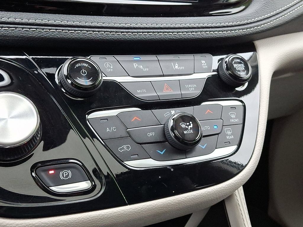 Used 2024 Chrysler Pacifica Limited FWD image 20