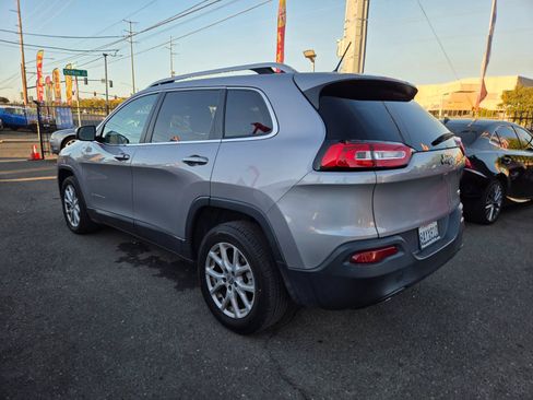 Used 2018 Jeep Cherokee Latitude FWD image 2