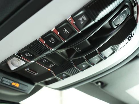 Certified 2025 Porsche Macan AWD/4WD image 36