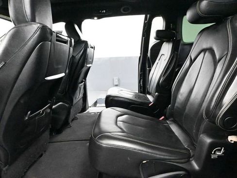 Used 2019 Chrysler Pacifica Touring-L Plus w/ Advanced Safetytec Group FWD image 39