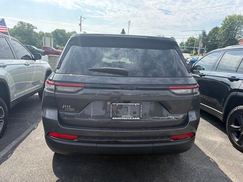 Used 2024 Jeep Grand Cherokee Altitude AWD/4WD image 5