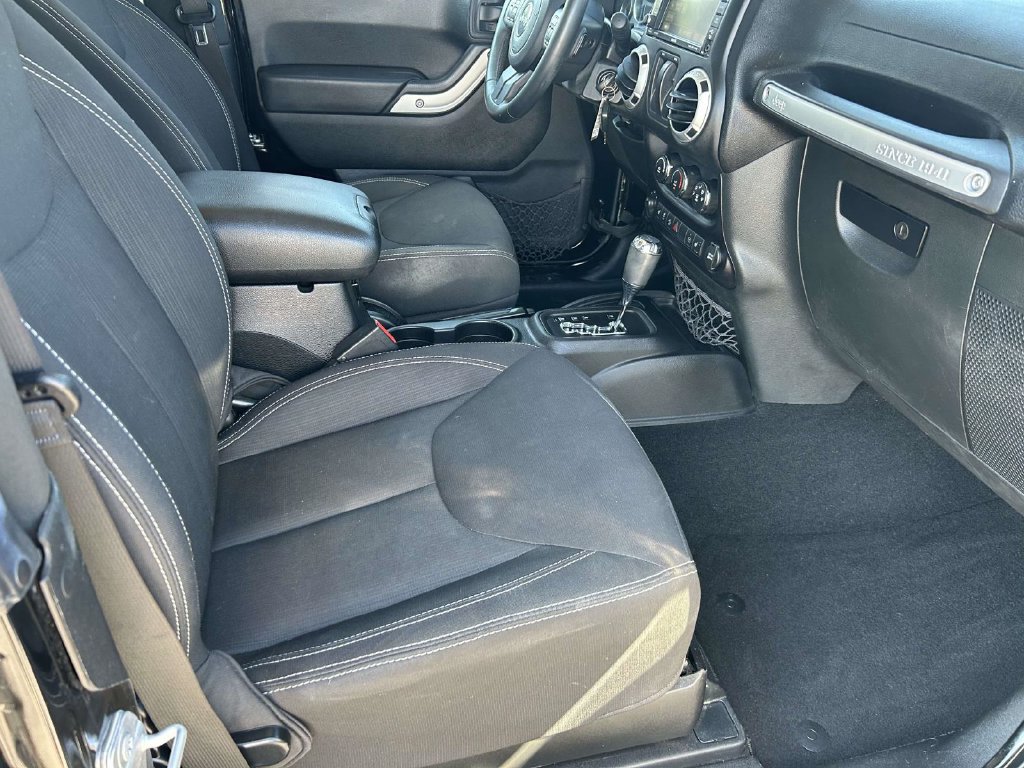 Used 2015 Jeep Wrangler Sahara w/ Connectivity Group AWD/4WD image 18