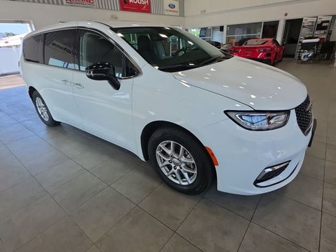 Used 2024 Chrysler Pacifica Touring-L FWD image 5