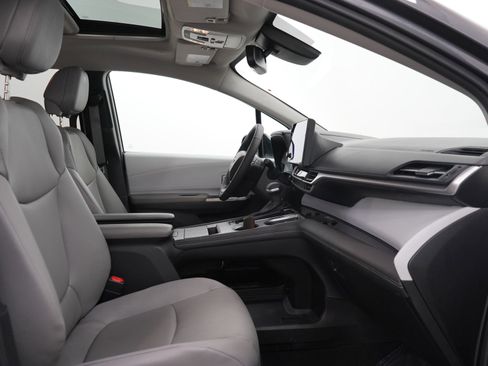 Used 2025 Toyota Sienna XLE w/ XLE Plus Package AWD/4WD image 11