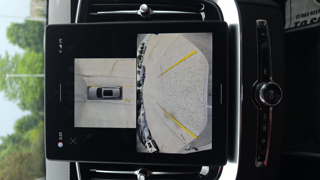 Used 2025 Volvo XC90 B6 Plus AWD/4WD image 21