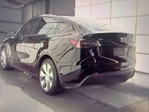Used 2023 Tesla Model Y 2WD image 4