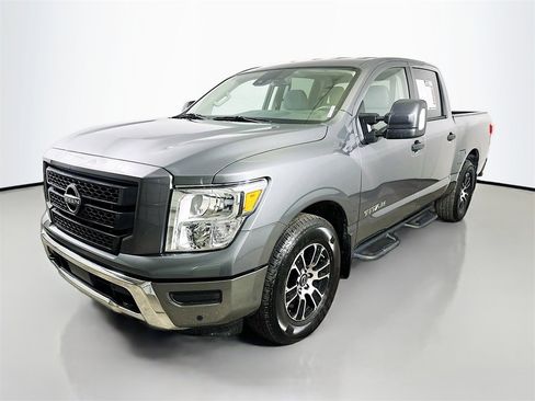 Used 2024 Nissan Titan SV w/ SV Convenience Package image 3