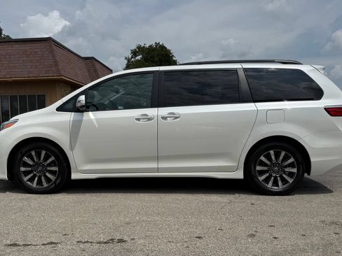 Used 2018 Toyota Sienna Limited Premium FWD image 2