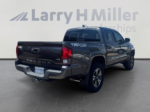 Used 2018 Toyota Tacoma TRD Sport AWD/4WD image 5
