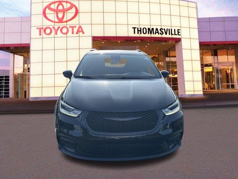 Used 2025 Chrysler Pacifica Limited FWD image 2