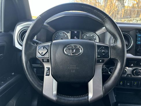 Used 2016 Toyota Tacoma Limited image 32