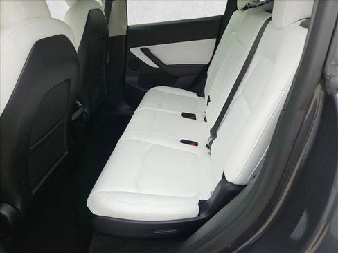 Used 2022 Tesla Model Y Long Range image 10