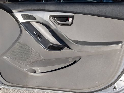 Used 2015 Hyundai Elantra SE image 25