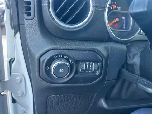 Used 2018 Jeep Wrangler Unlimited Sahara AWD/4WD image 11