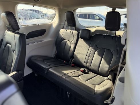 Used 2022 Chrysler Pacifica Touring-L image 11