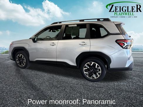 Used 2025 Subaru Forester Premium AWD/4WD image 3