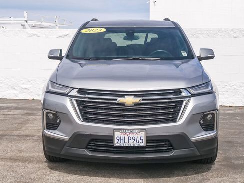 Used 2023 Chevrolet Traverse LT FWD image 2