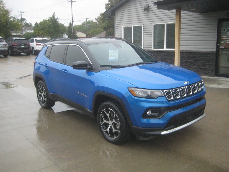 Used 2024 Jeep Compass Limited AWD/4WD image 2