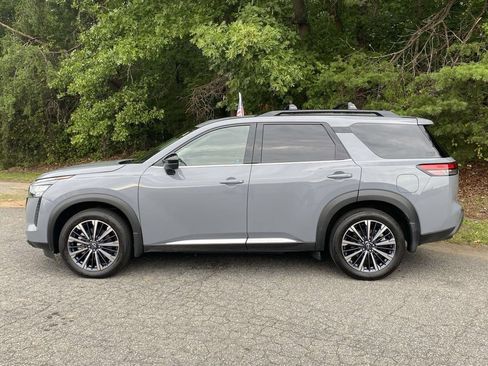 Used 2026 Nissan Pathfinder Platinum w/ Accent Package AWD/4WD image 2