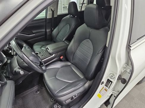Used 2021 Toyota Highlander XLE AWD/4WD image 29