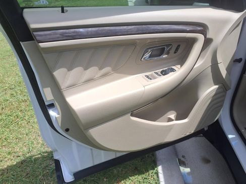 Used 2013 Ford Taurus Limited FWD image 12