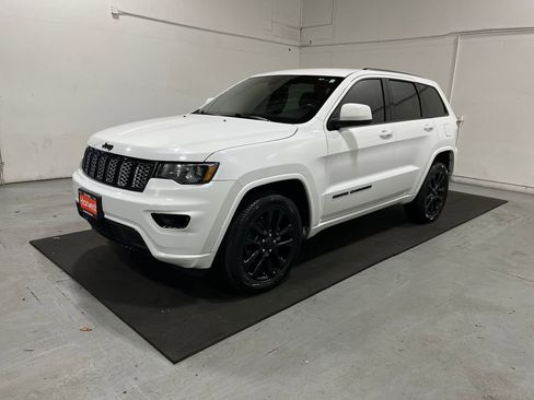 Used 2019 Jeep Grand Cherokee Altitude image 3