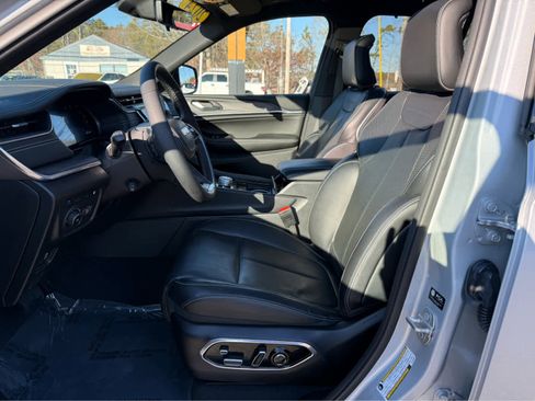 Used 2024 Jeep Grand Cherokee Overland w/ Luxury Tech Group IV image 12