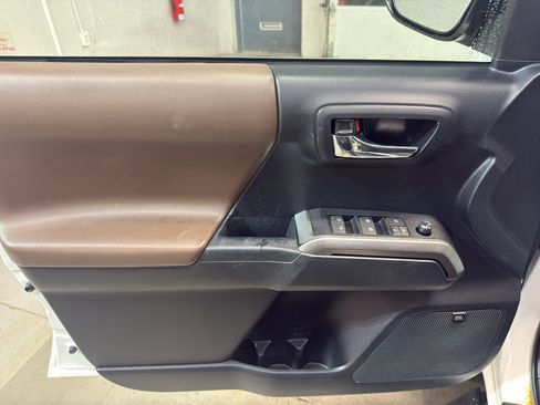 Used 2018 Toyota Tacoma Limited AWD/4WD image 13
