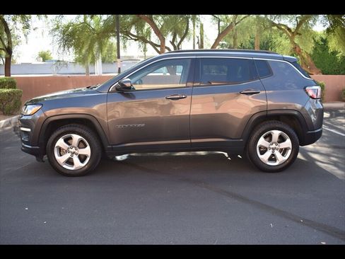Used 2018 Jeep Compass Latitude FWD image 4