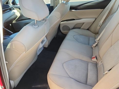 Used 2018 Toyota Camry LE image 10