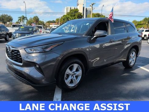 Used 2024 Toyota Highlander LE image 3